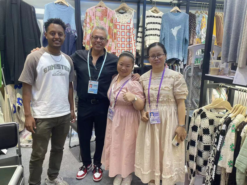 BENTA custom handmade crochet manufacturer meeting foreign wholesale clients at Canton Fair